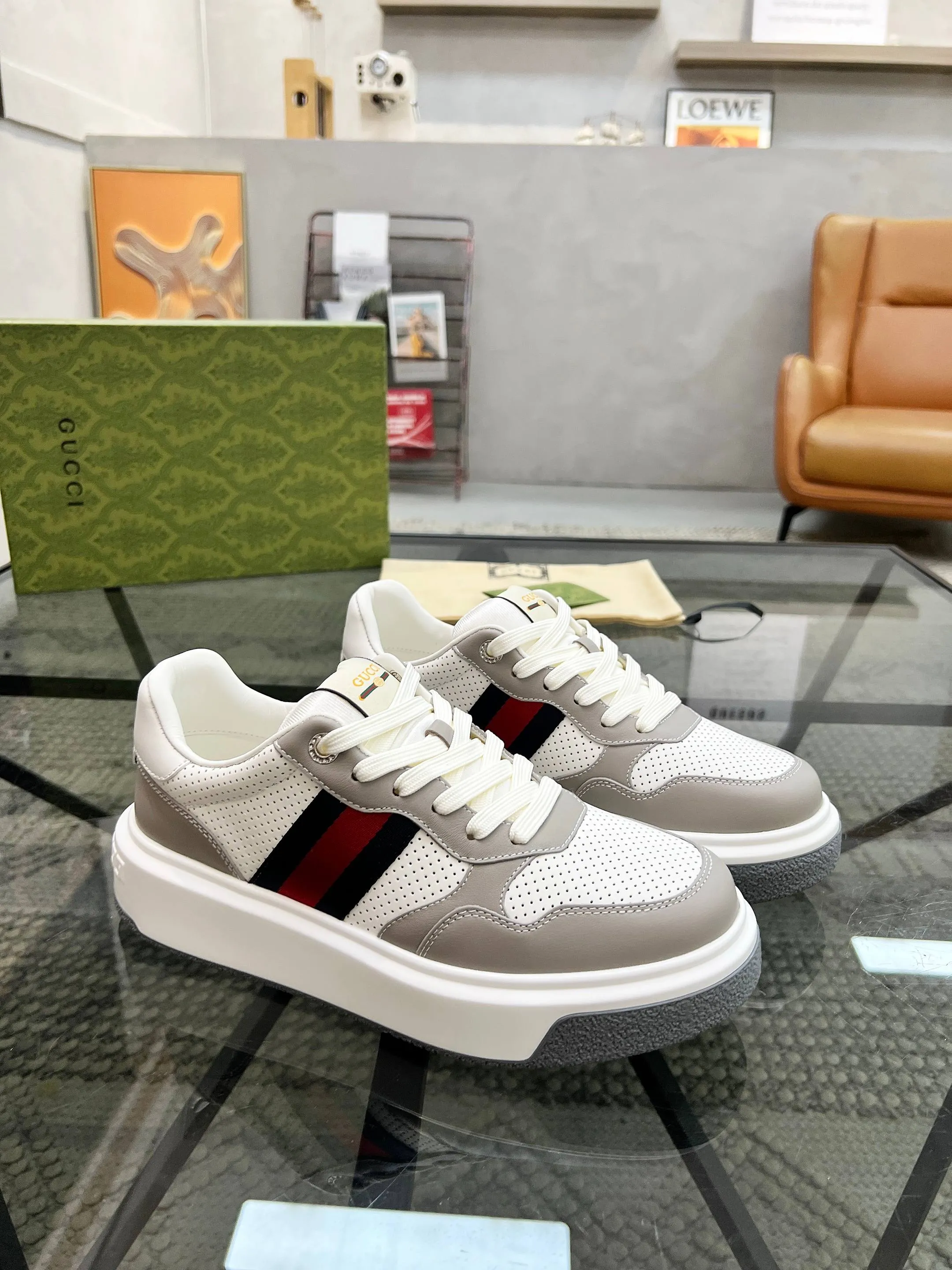 P440 new men's shoes GUCCI [Lightning] latest shoes are shipped. Original quality, fashionable, special materials, sheepskin lining, new packaging. The foot feels super comfortable and the workmanship is impeccable. Size: 38-45